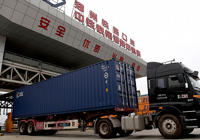 На российских складах зафиксировали избыток китайских грузовиков